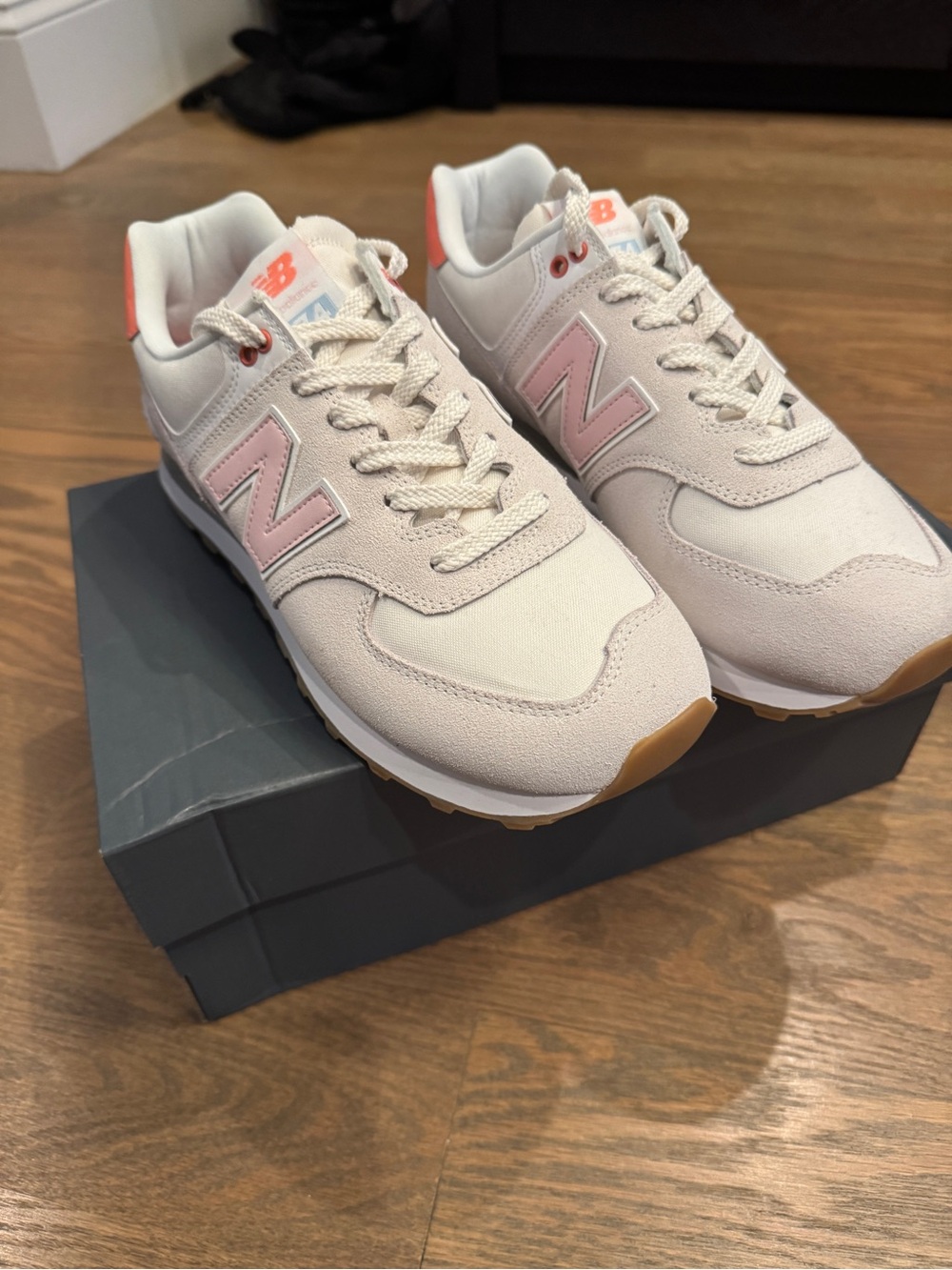 New Balance Women's Light Pink & Coral Accent Sneakers Size 10 wide - Picture 3 of 4